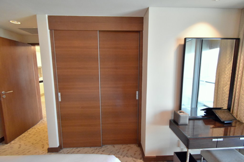 Дубай: Luxury 1 bedroom at Fashion Avenue Dubai Mall Residences