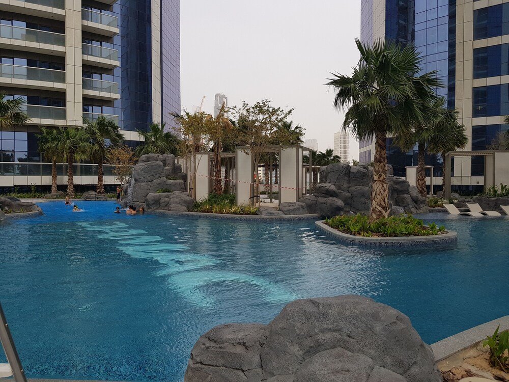 Дубай: Luton Vacation Damac Paramount Tower