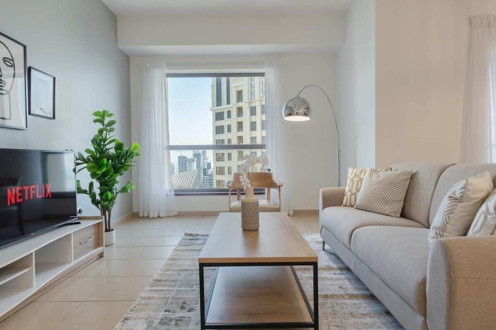 Дубай: Homely Apt Steps Away To the Beach, Jbr