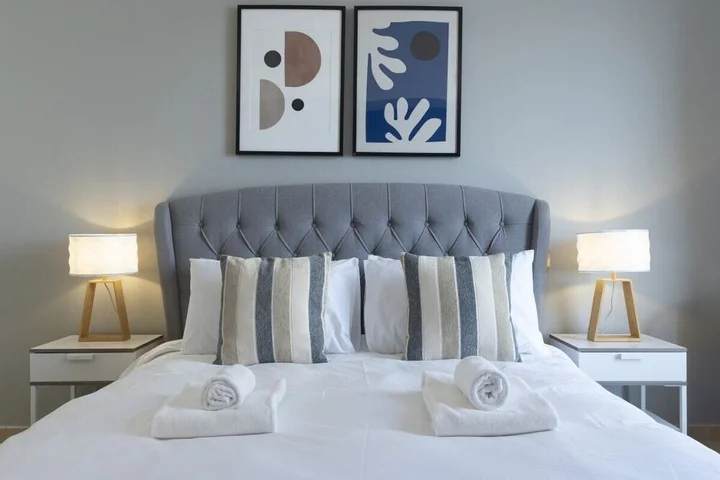 Дубай: Homely Apt Steps Away To the Beach, Jbr