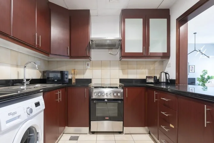 Дубай: Homely Apt Steps Away To the Beach, Jbr