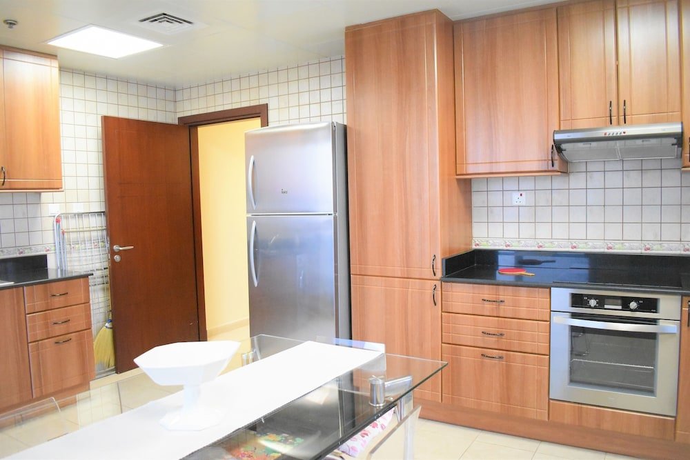 Дубай: Spacious 2 BR Apartment Princess Tower