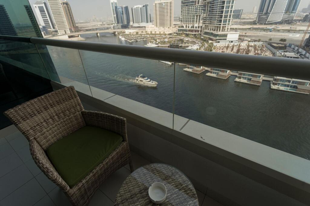 Дубай: OSKENA Vacation Homes - Damac Maison Canal View