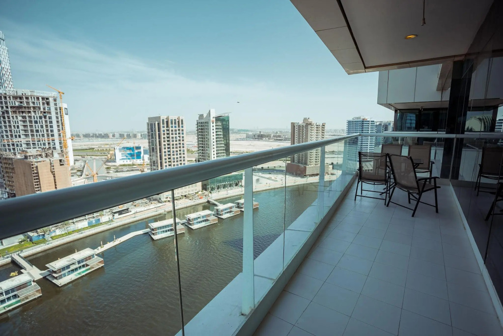Дубай: OSKENA Vacation Homes - Damac Maison Canal View