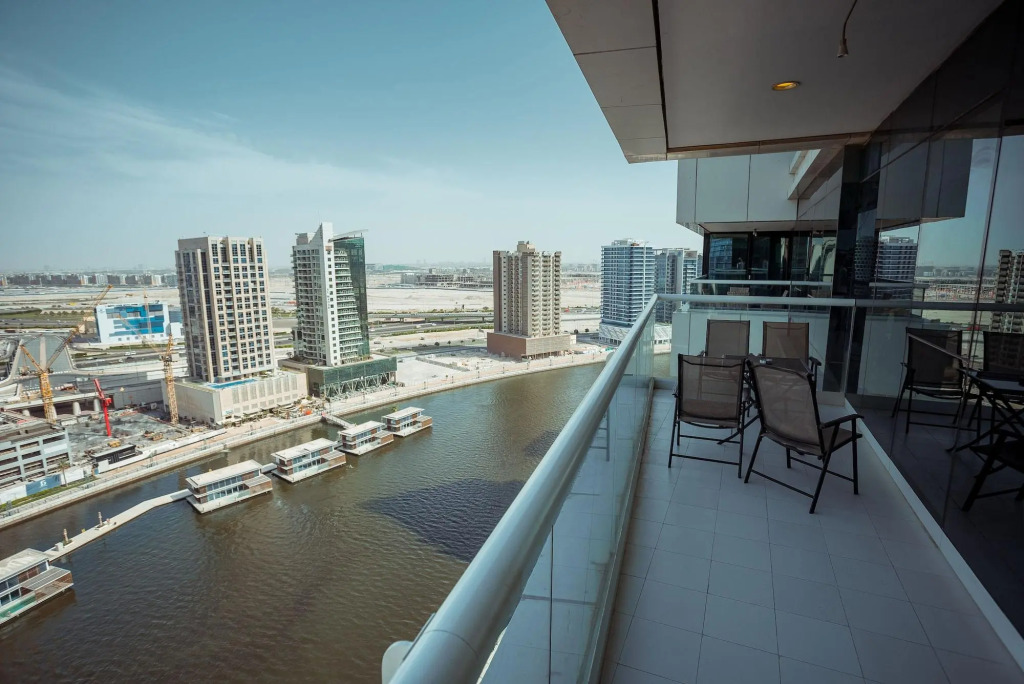 Дубай: OSKENA Vacation Homes - Damac Maison Canal View