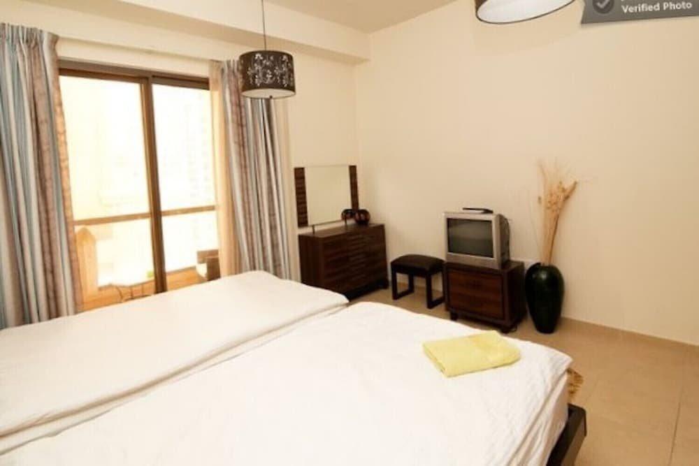 Дубай: 2br Beach Front Sea View