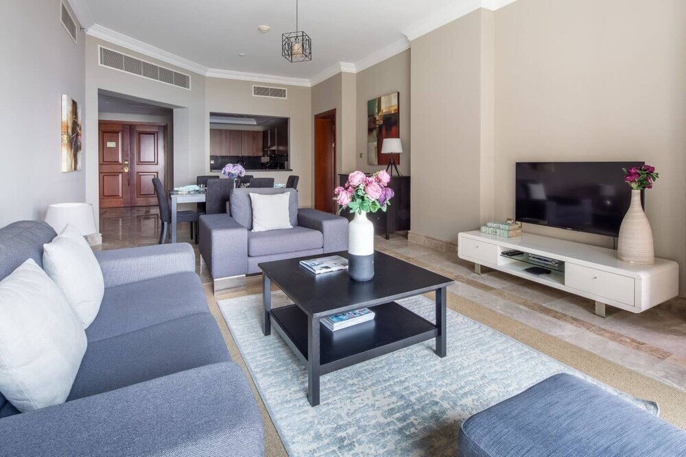 Дубай: Luxury 2BR Apt Beach Club Full Sea View