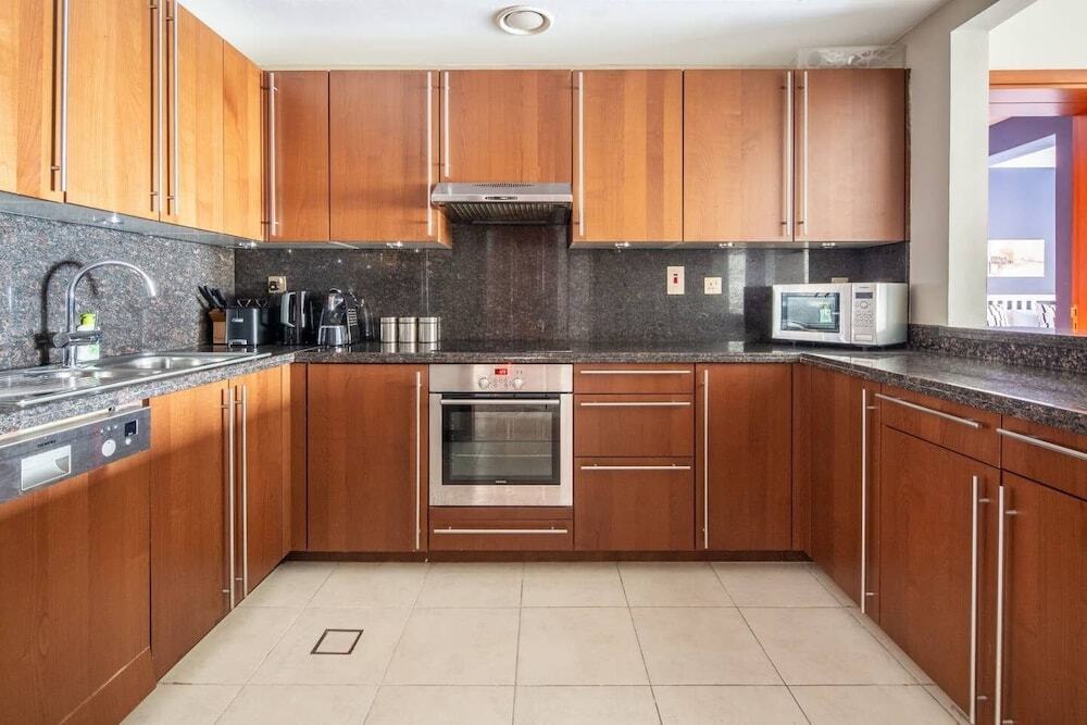 Дубай: Luxury 2BR Apt Beach Club Full Sea View