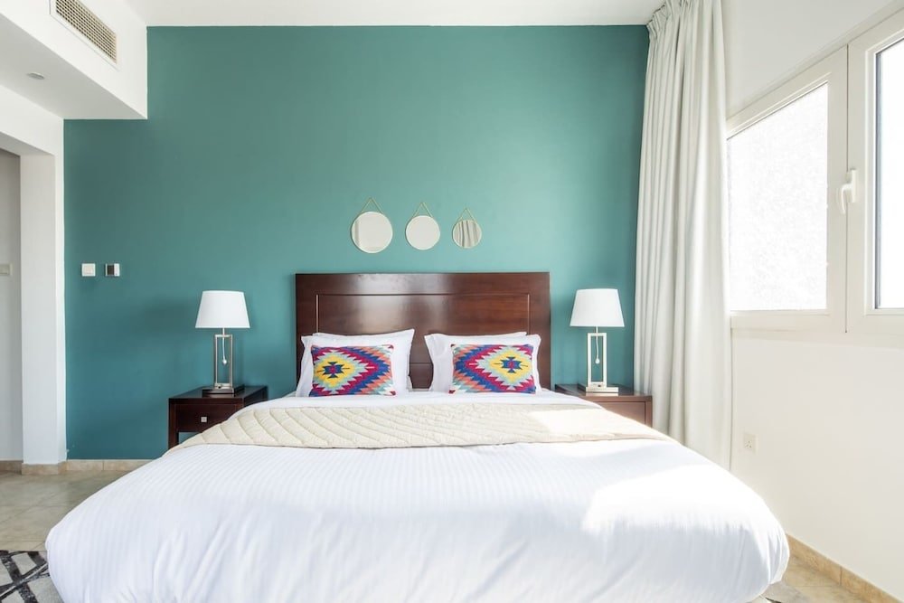 Дубай: Outstanding 2BR in Serene JVT Neighborhood!