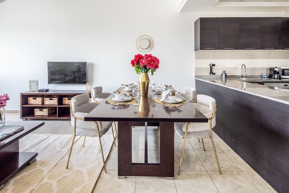 Дубай: Outstanding 2BR in Serene JVT Neighborhood!