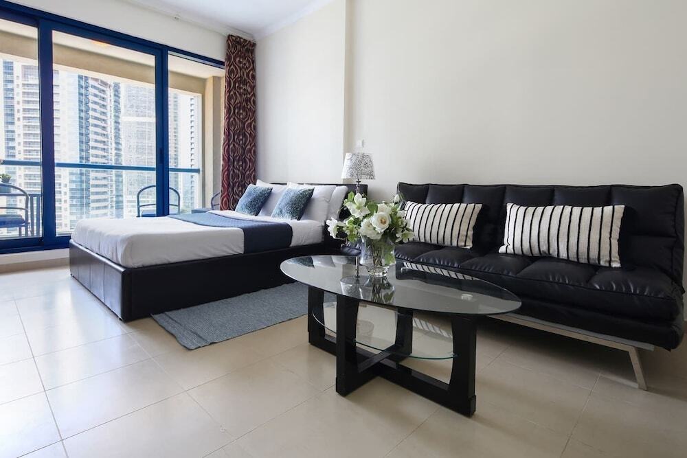 Дубай: Superb Studio w/ Lake Views in JLT - Near the Metro!