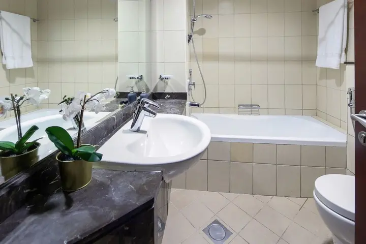Дубай: Superb Studio w/ Lake Views in JLT - Near the Metro!