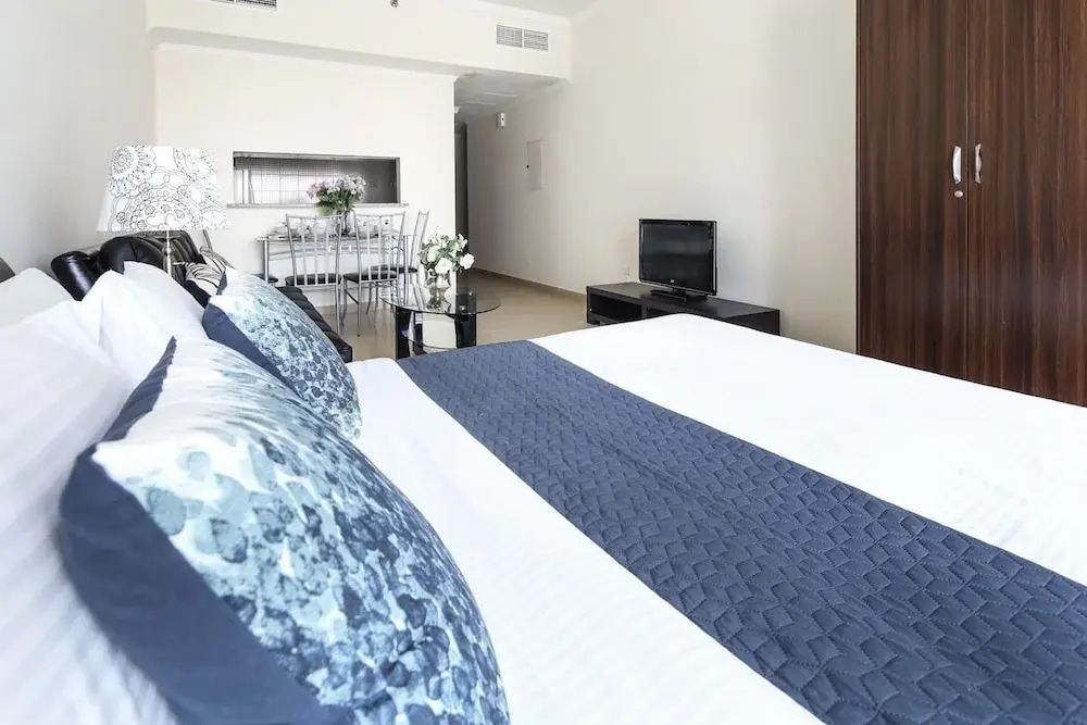 Дубай: Superb Studio w/ Lake Views in JLT - Near the Metro!