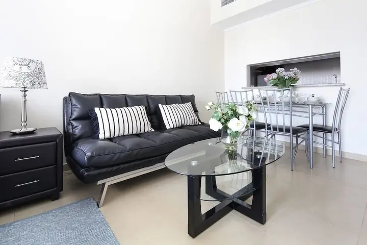 Дубай: Superb Studio w/ Lake Views in JLT - Near the Metro!