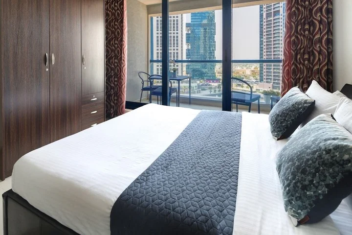 Дубай: Superb Studio w/ Lake Views in JLT - Near the Metro!