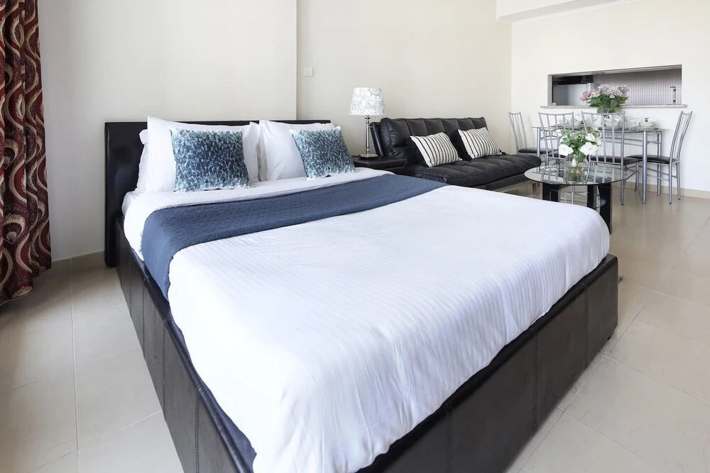 Дубай: Superb Studio w/ Lake Views in JLT - Near the Metro!