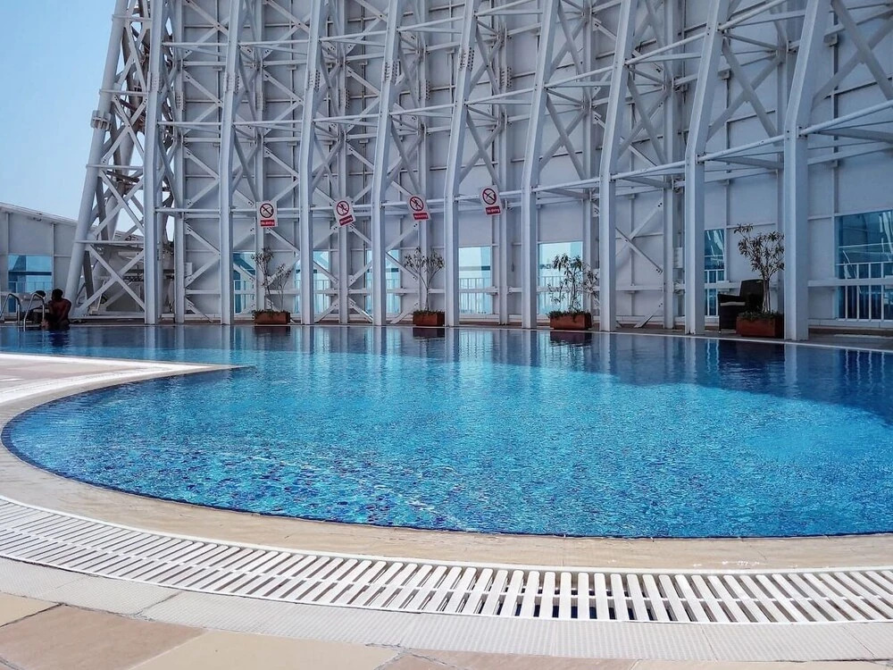 Дубай: Superb Studio w/ Lake Views in JLT - Near the Metro!