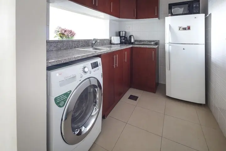 Дубай: Superb Studio w/ Lake Views in JLT - Near the Metro!