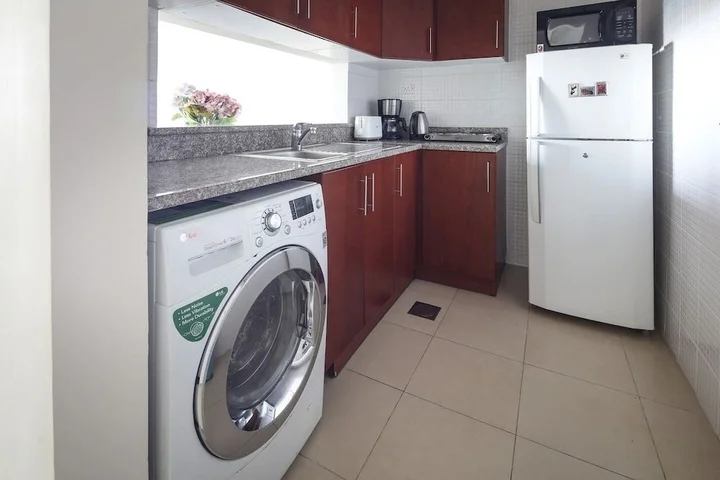 Дубай: Superb Studio w/ Lake Views in JLT - Near the Metro!