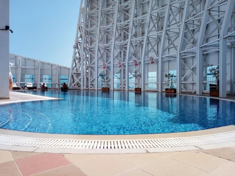 Дубай: Superb Studio w/ Lake Views in JLT - Near the Metro!