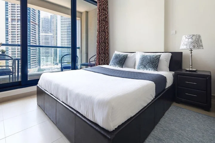 Дубай: Superb Studio w/ Lake Views in JLT - Near the Metro!