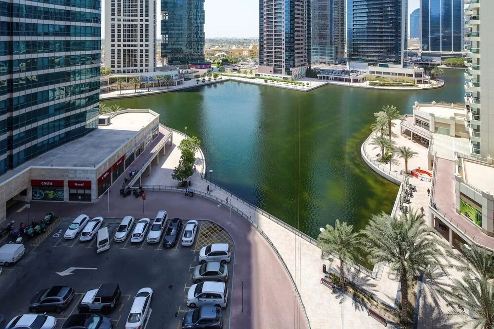 Дубай: Superb Studio w/ Lake Views in JLT - Near the Metro!