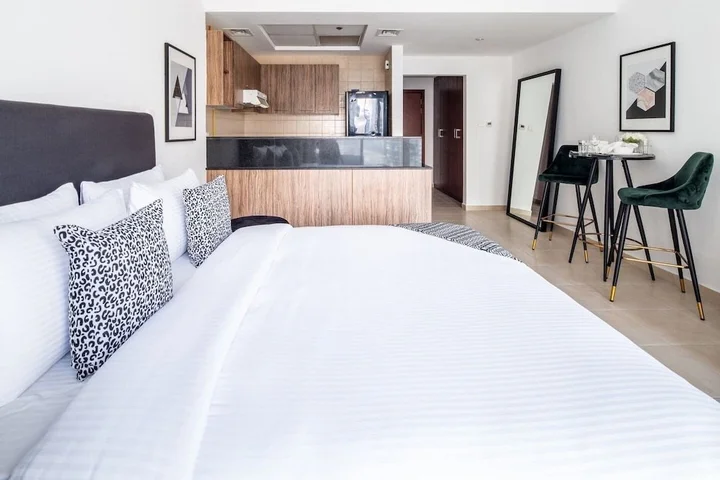 Дубай: Modern Rustic Studio Apartment in Downtown Dubai
