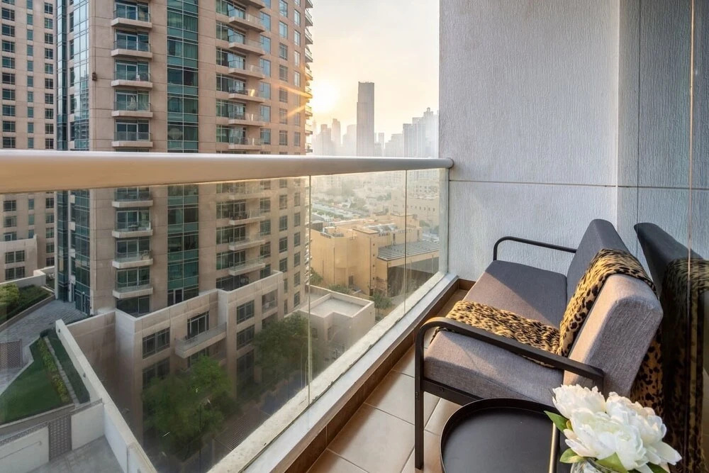 Дубай: Modern Rustic Studio Apartment in Downtown Dubai