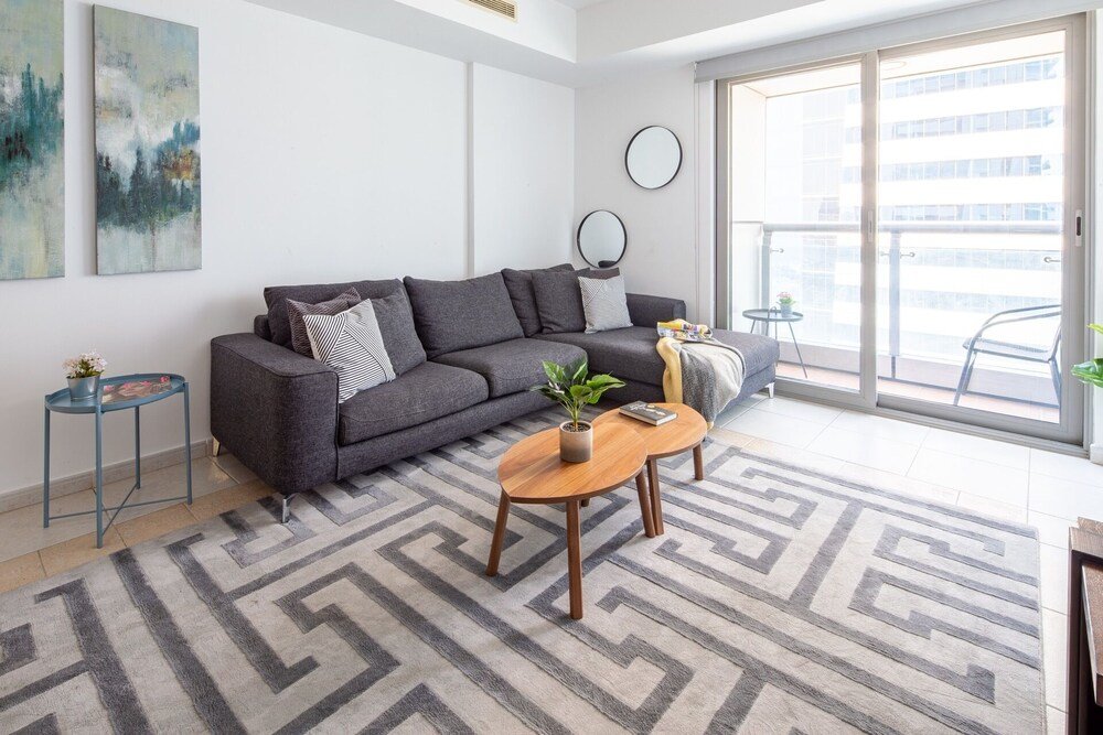 Дубай: Elegant and Spacious 2BR w/ Sea Views in Marina!