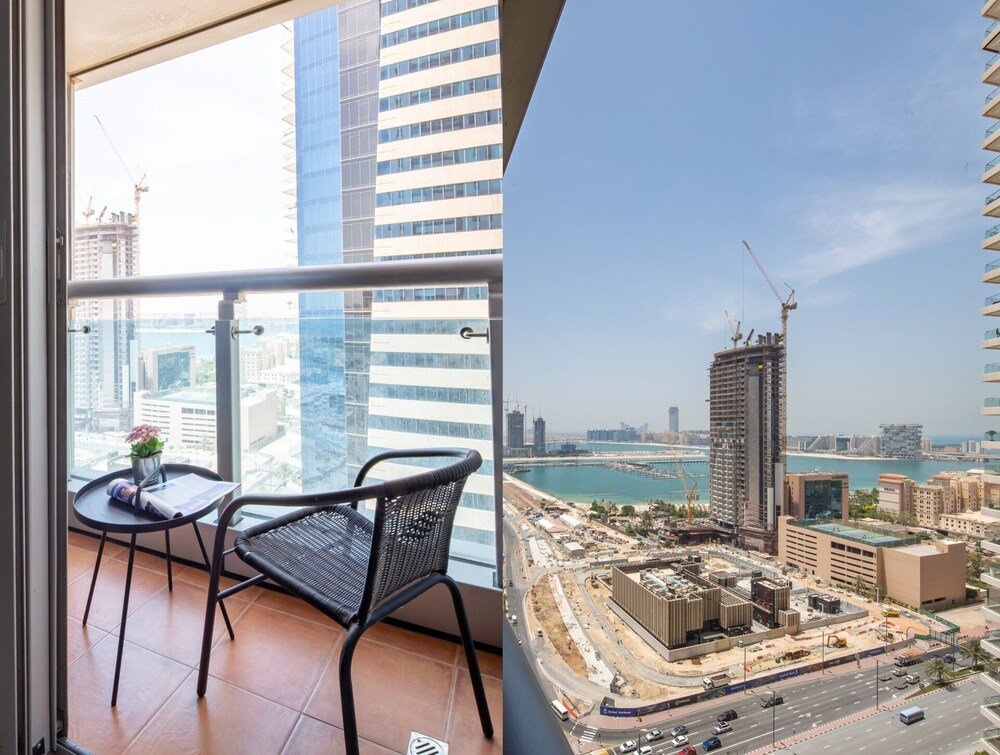 Дубай: Elegant and Spacious 2BR w/ Sea Views in Marina!
