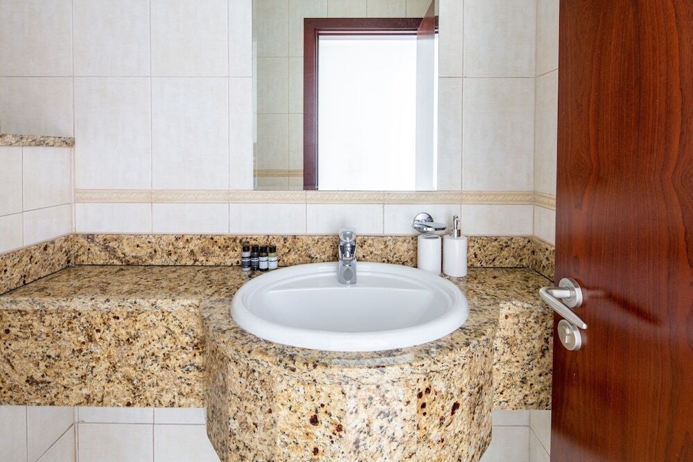 Дубай: Elegant and Spacious 2BR w/ Sea Views in Marina!