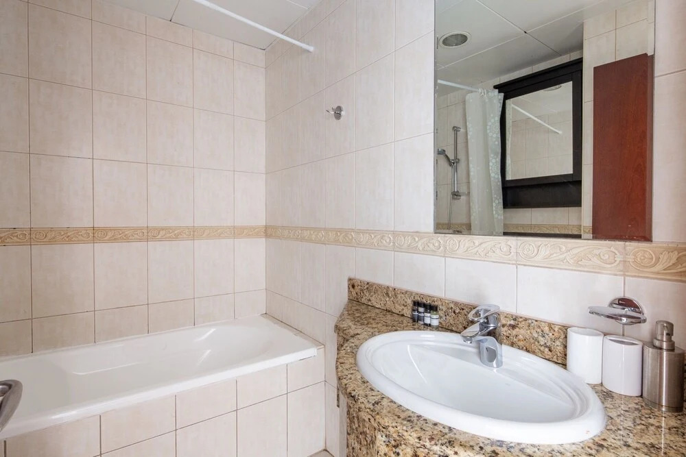 Дубай: Elegant and Spacious 2BR w/ Sea Views in Marina!