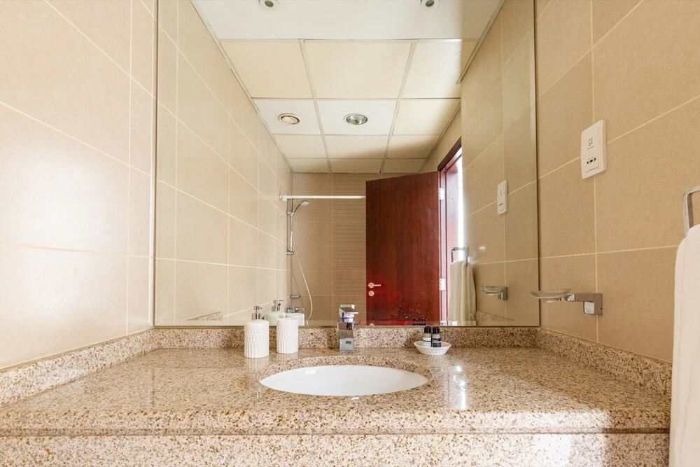 Дубай: Warm & Striking Studio Apartment in the Heart of Jlt!