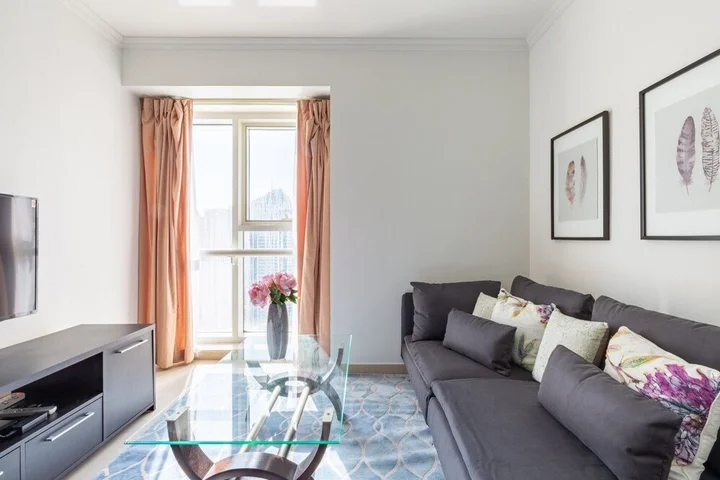 Дубай: Warm & Striking Studio Apartment in the Heart of Jlt!
