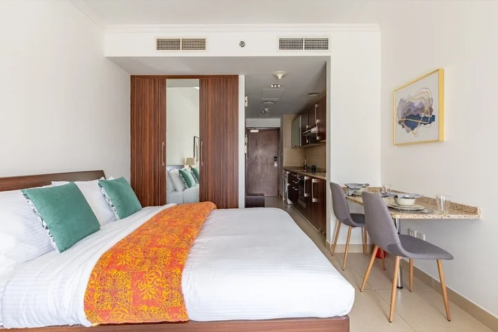 Дубай: Warm & Striking Studio Apartment in the Heart of Jlt!