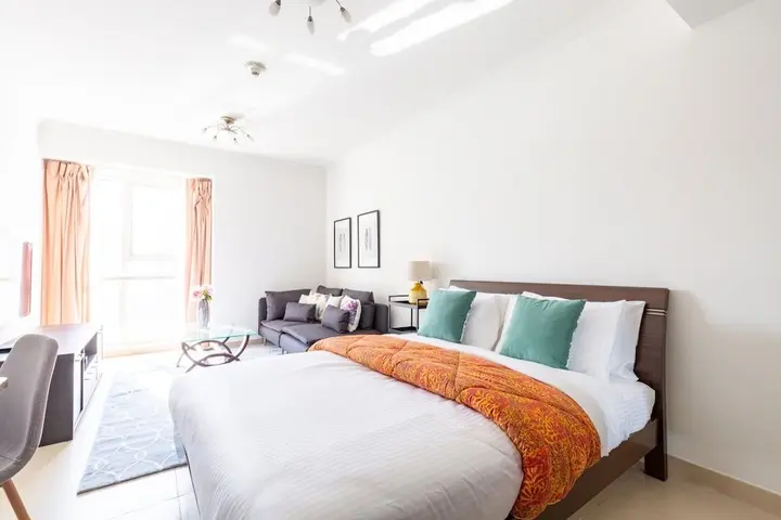 Дубай: Warm & Striking Studio Apartment in the Heart of Jlt!