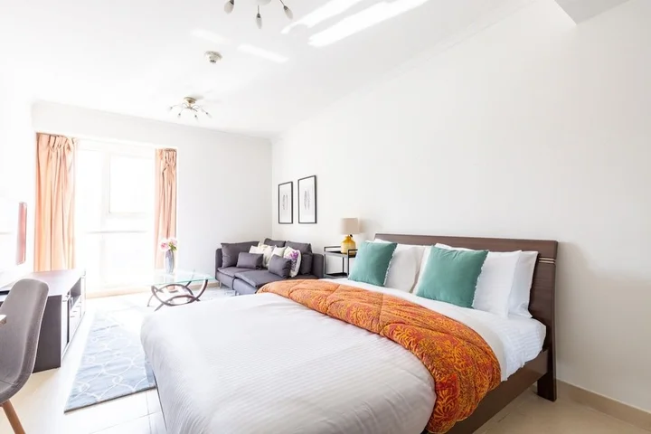 Дубай: Warm & Striking Studio Apartment in the Heart of Jlt!