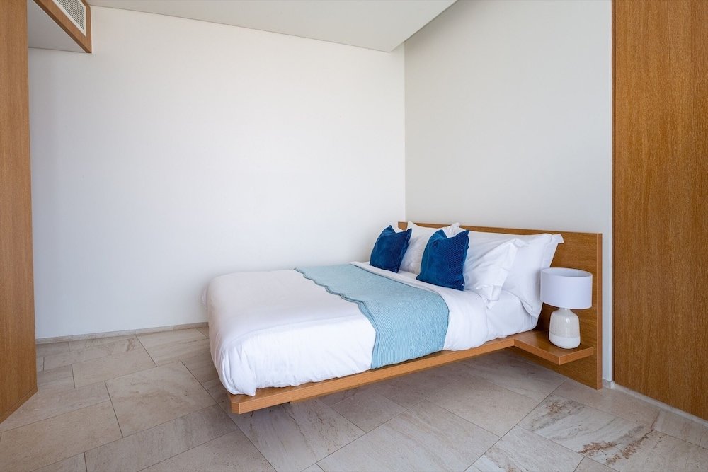 Дубай: Elegant 2BR Apartment in The Five w/ Private Pool