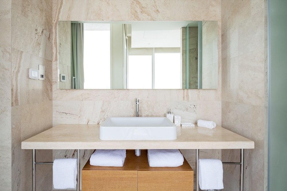 Дубай: Elegant 2BR Apartment in The Five w/ Private Pool