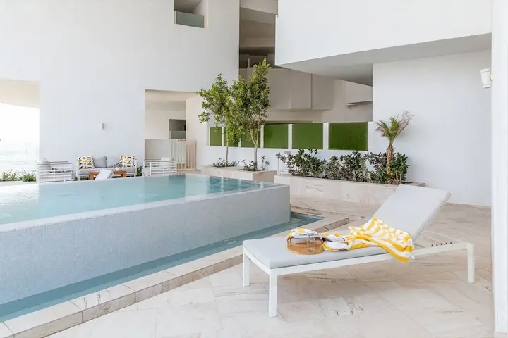 Дубай: Elegant 2BR Apartment in The Five w/ Private Pool