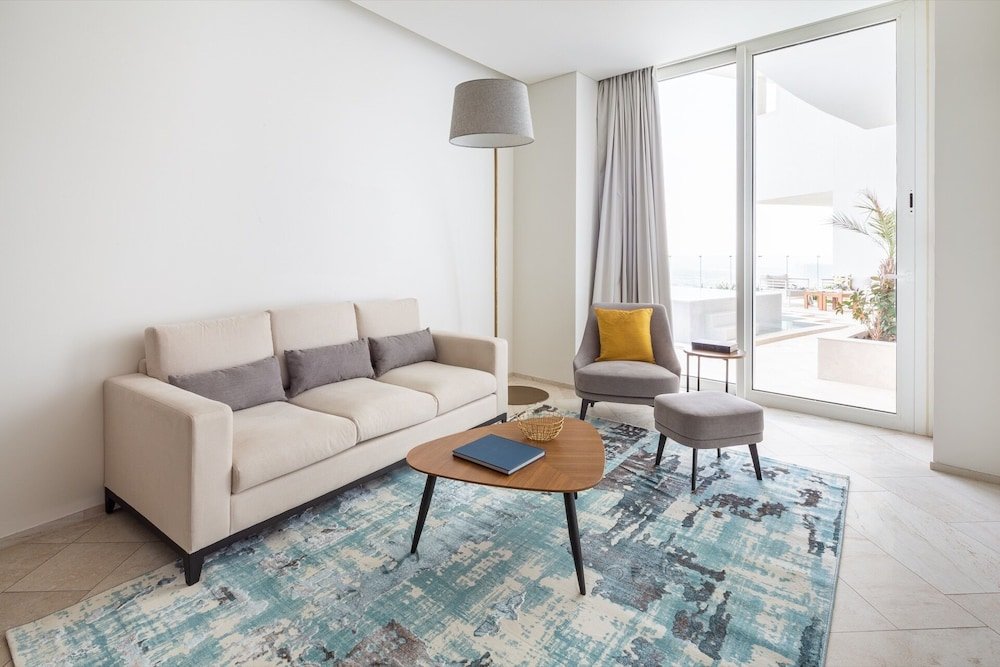 Дубай: Elegant 2BR Apartment in The Five w/ Private Pool