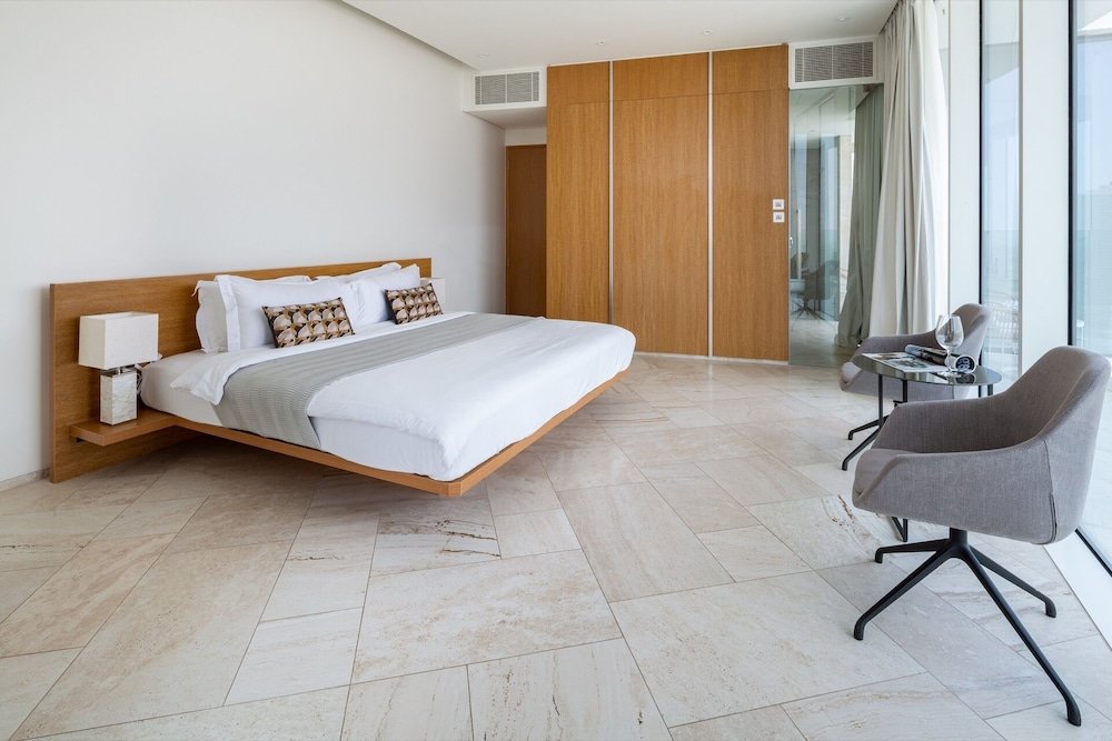 Дубай: Elegant 2BR Apartment in The Five w/ Private Pool