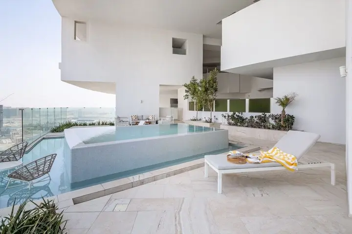 Дубай: Elegant 2BR Apartment in The Five w/ Private Pool