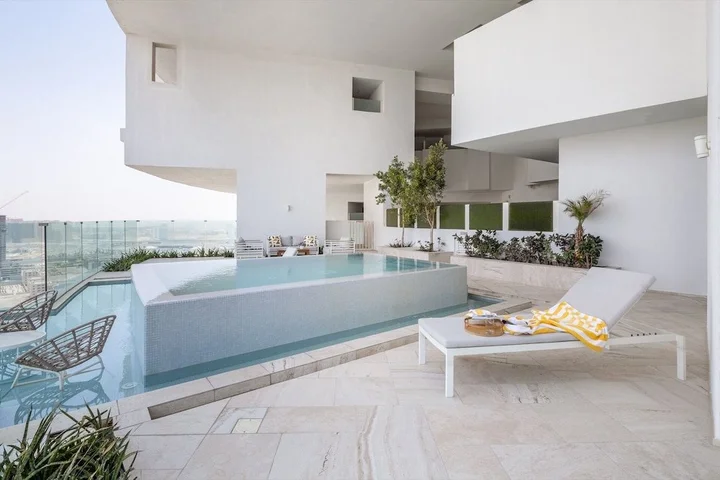 Дубай: Elegant 2BR Apartment in The Five w/ Private Pool