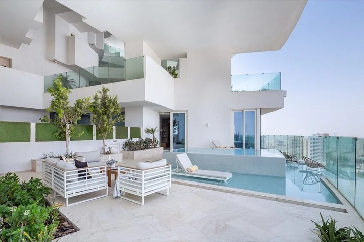Дубай: Elegant 2BR Apartment in The Five w/ Private Pool