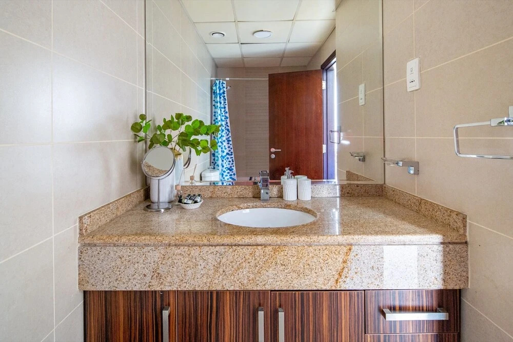 Дубай: Stylish Studio Apartment in JLT With Lake Views!