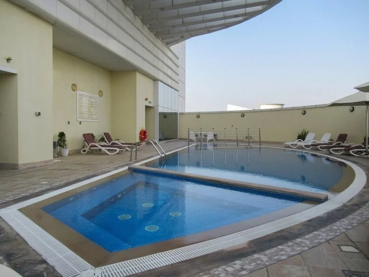 Дубай: Stylish Studio Apartment in JLT With Lake Views!