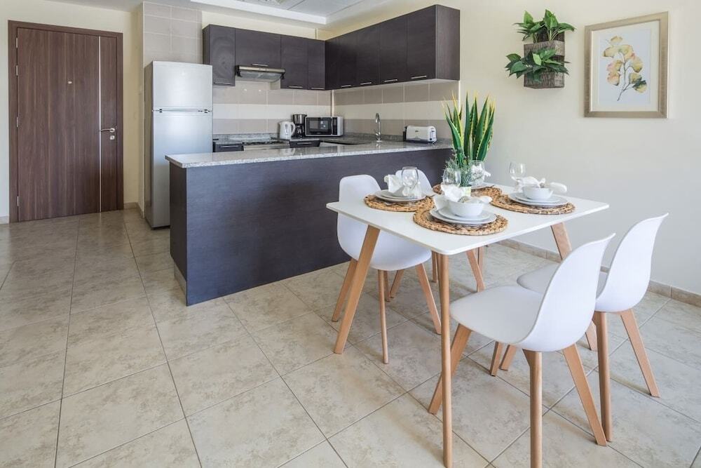 Дубай: Signature Living in Modern 1BR Apartment at Jvt!