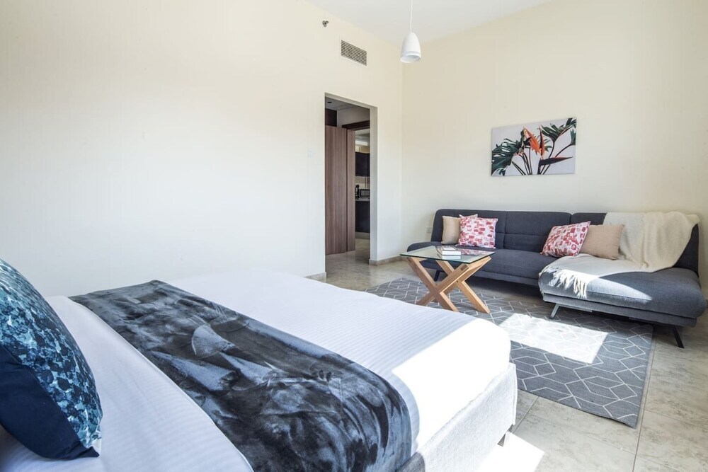 Дубай: Signature Living in Modern 1BR Apartment at Jvt!