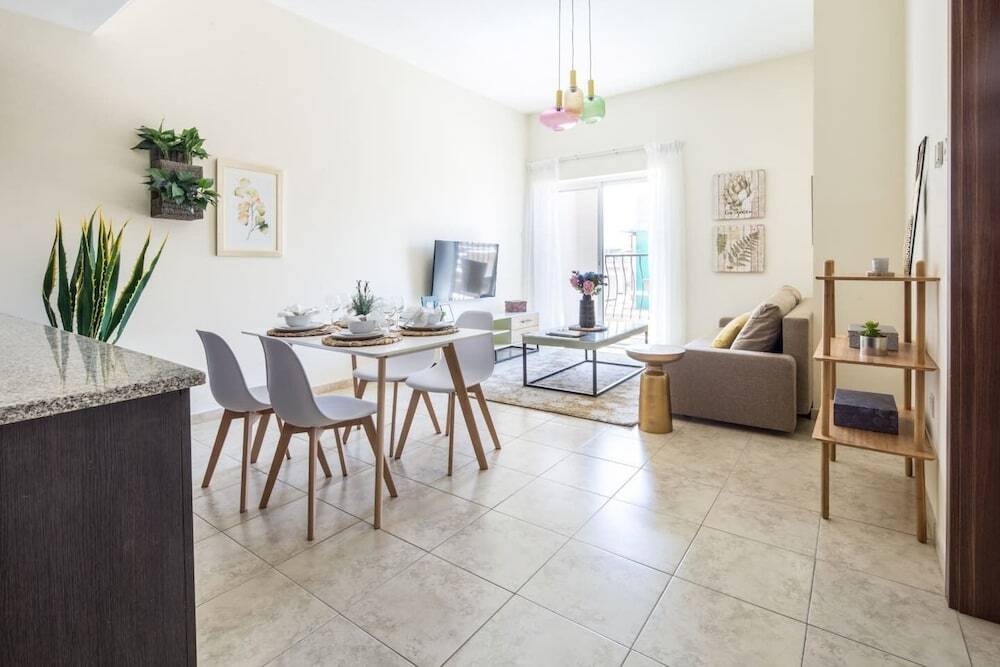 Дубай: Signature Living in Modern 1BR Apartment at Jvt!